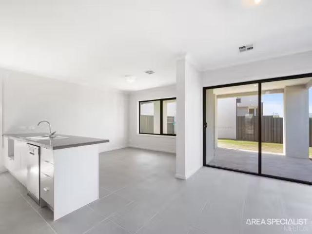 Nice 5 Greenpoint Drive, Rockbank VIC 3335
