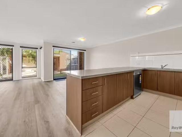 Deal! 5 Deauville Lane, Deer Park VIC 3023