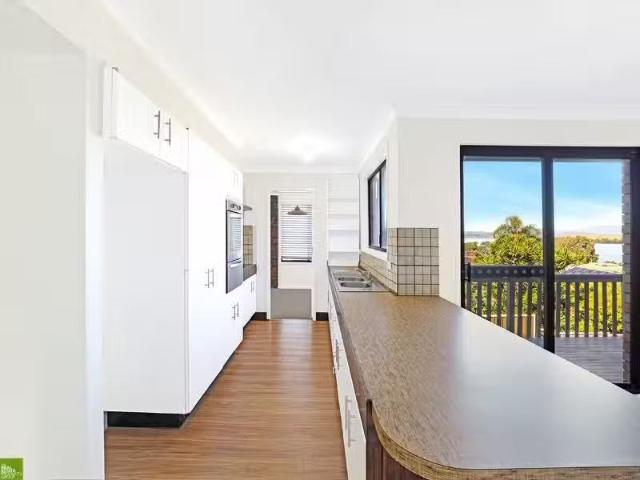 Cheap 5 Edgeworth Avenue, Kanahooka House for rent Listed by.