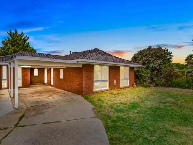 Cozy 5 Heritage Way, Melton West VIC 3337
