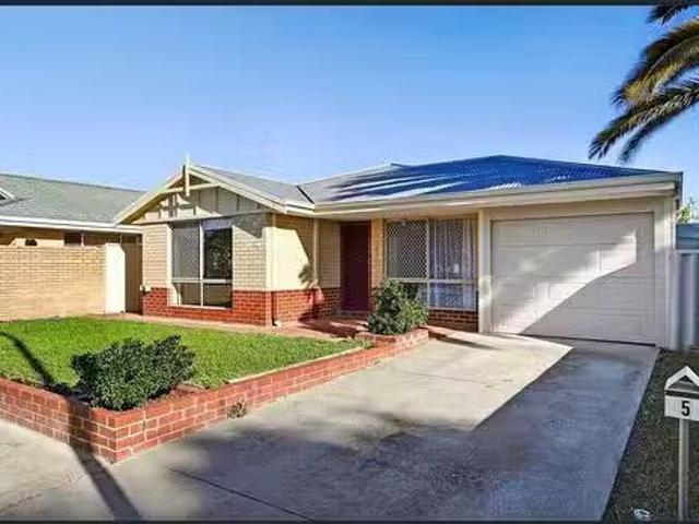 Cozy 5 Lille Lane, Port Kennedy, WA 6172