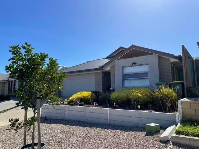 Deal! 5 Seaway Road, HALLETT COVE, SA 5158 House for Rent