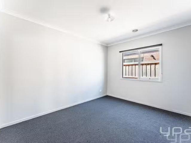 Nice 5 Ruthven Way, Mambourin VIC 3024