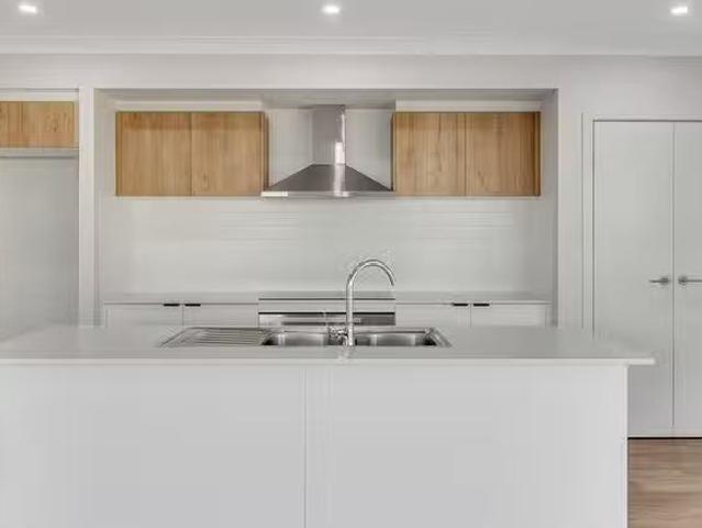 Unique 5 Wattle Grove, Harristown, QLD 4350