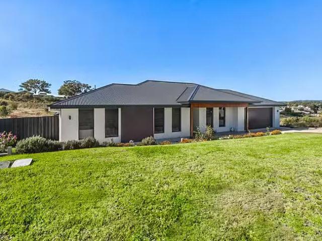 Cozy 65 Stevenson Way, Orange, NSW 2800