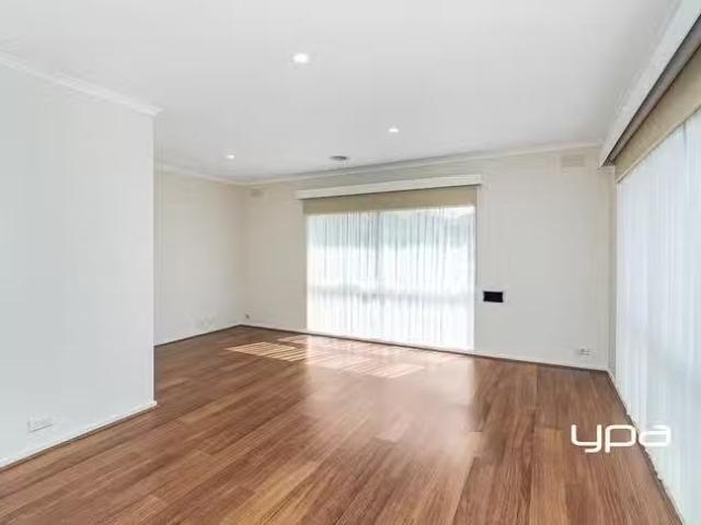 Deal! 67 Learmonth Street, Sunbury, VIC 3429