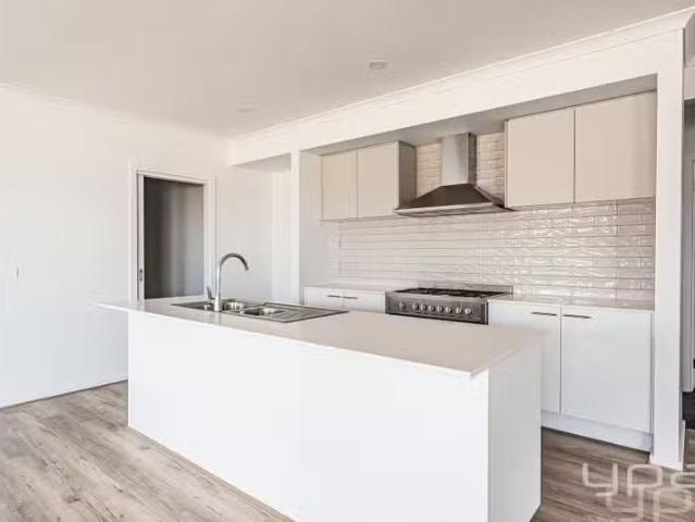 Nice 68 Winfred Drive, Mambourin VIC 3024