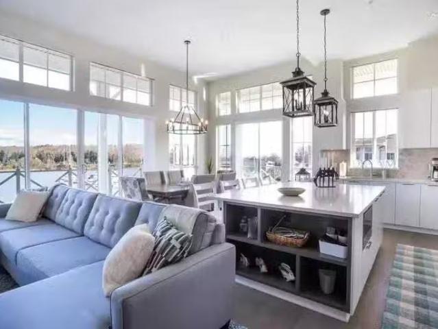 Just in! 60608326 5535 Admiral Way #308