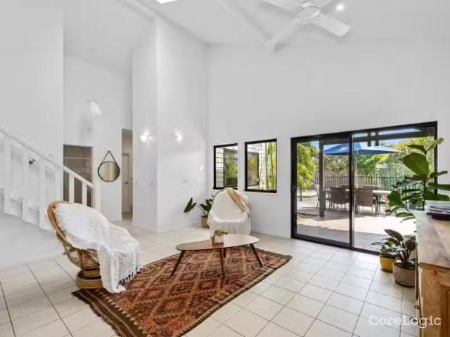 Cozy 606 Casuarina Way, Casuarina House for rent Listed by Je.