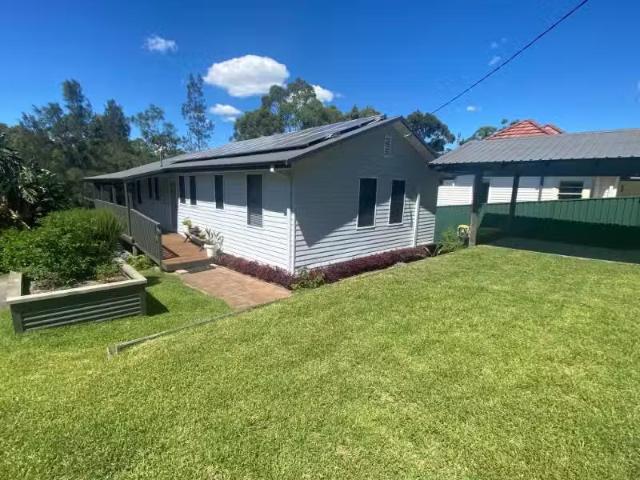Charming 61 Wimbledon Grove, Garden Suburb House for rent Lis.