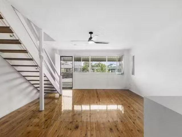 Just in! 6/3 Miami Key, Broadbeach Waters, QLD 4218