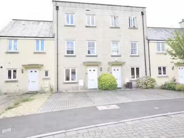 Just in! 6 bedroom terraced house for rent in Orchid Drive, Ba.