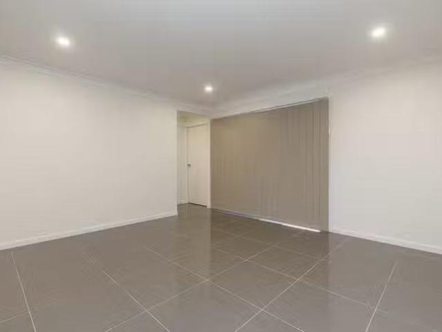 Unique 6 Sturt Street, Oxenford, QLD 4210
