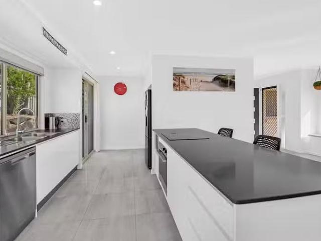Deal! 6 Strathalbyn Court, PARKWOOD, QLD 4214 House for Rent