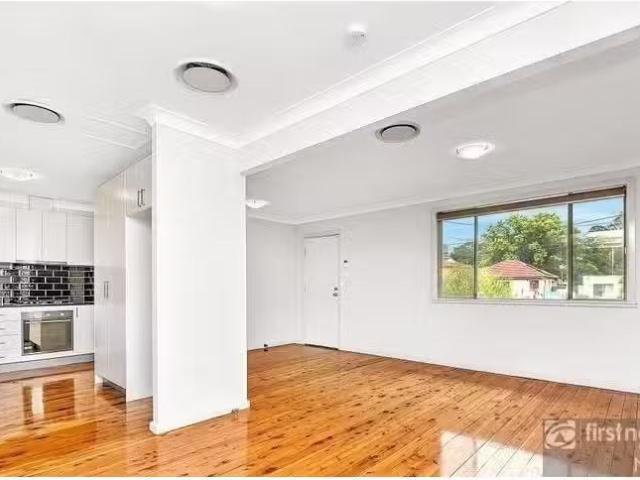 Nice 76 Darcy Road, Wentworthville House for rent Listed by R.