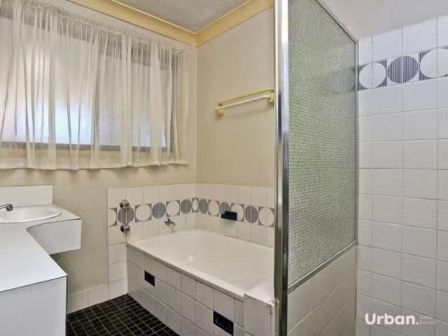 Unique 76 Hoyle Drive, Dean Park House for rent Listed by Vha.