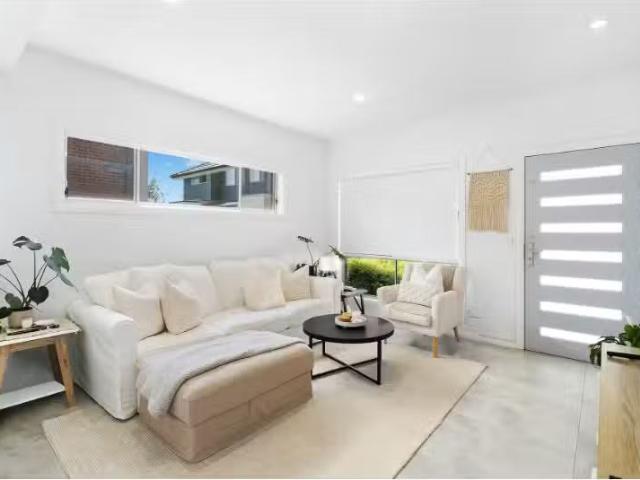 Nice 7/11 Marsh Parade, Casula Townhouse for rent Listed by D.