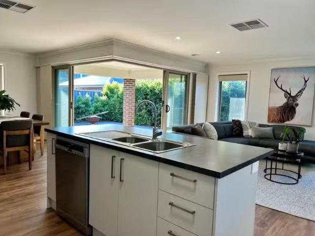 Nice 71 Newport Crescent, THURGOONA House for rent Listed by.