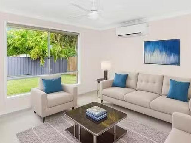 Just in! 72 Spruce Circuit, Hillcrest, QLD 4118