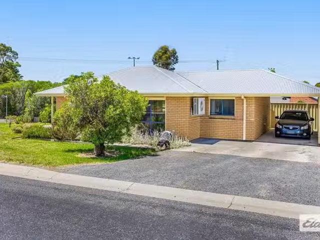 Cozy 7 Gossip Avenue, Ararat, VIC 3377