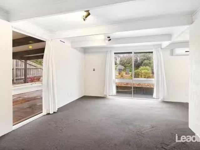 Cheap 7 Sturt Street, Sunbury, VIC 3429