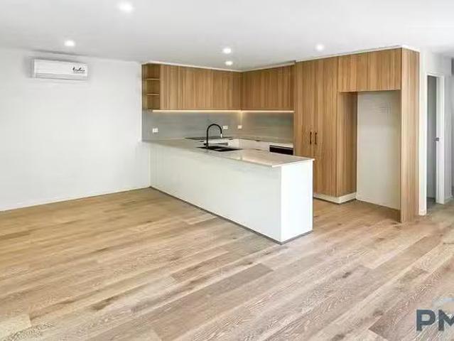 Cozy 8/7 Ninth Avenue, Coorparoo, QLD 4151