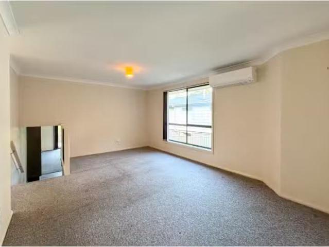 Cozy 89A Litchfield Crescent, Long Beach Townhouse for rent L.