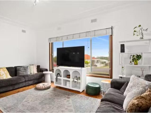 Cozy 8 Carinmoney Avenue, Warilla House for rent Listed by Ni.