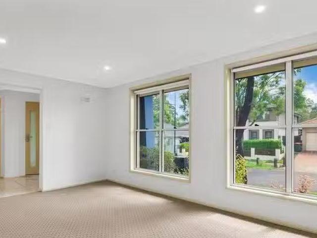 Charming 8 Drummond Avenue, Ropes Crossing, NSW 2760