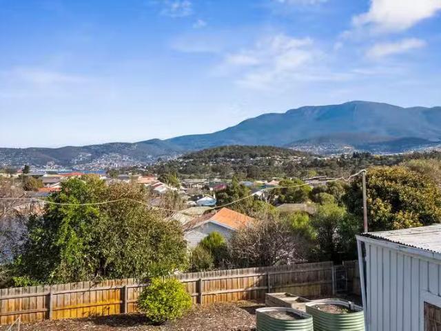 Cozy 8 Edgeworth Street, WARRANE, TAS 7018 House for Rent