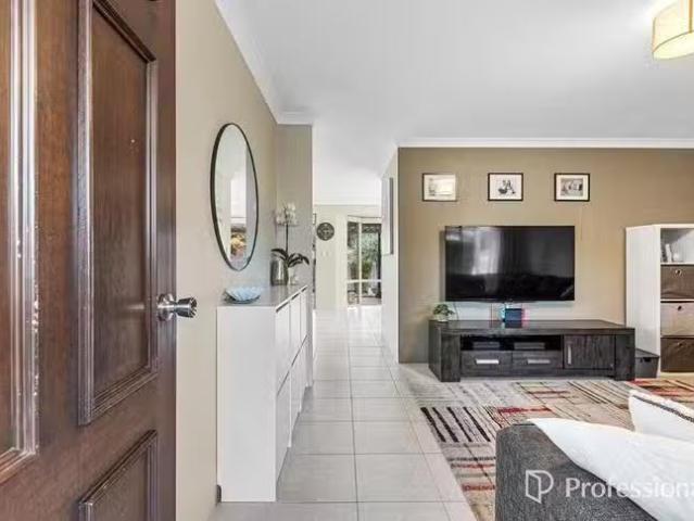 Nice 8 Freyler Court, Alexander Heights, WA 6064