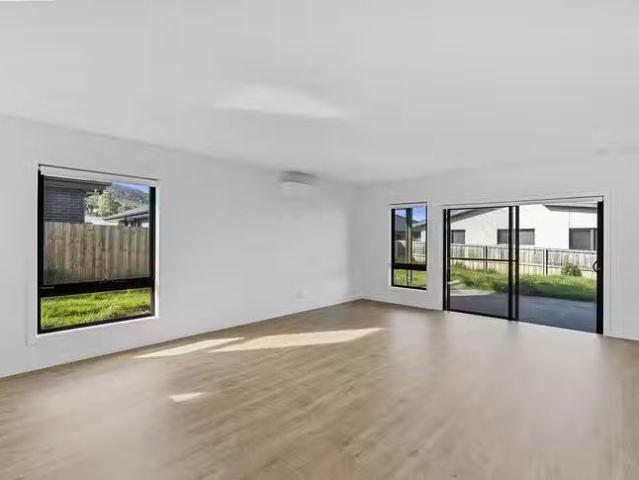 Unique 8 Lowmore Avenue, Rokeby, TAS 7019