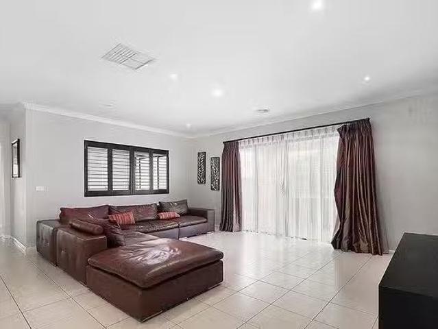 Cheap 8 Lemongrass Circuit, Point Cook, VIC 3030