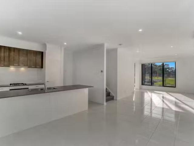 Nice 8 Mc Comb Lane, Cranbourne VIC 3977