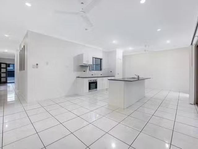 Just in! 8 Riley Court, North Lakes, QLD 4509