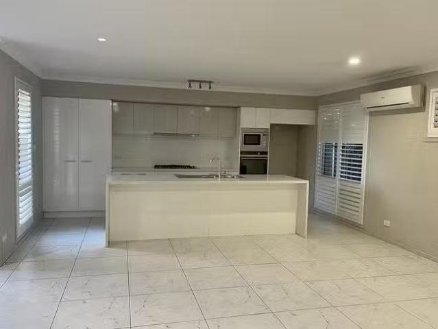 Charming 8A Carrington Street, Bulli, NSW 2516