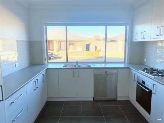 Rental! 97 Brooklyn Drive, Thurgoona House for rent Listed by.