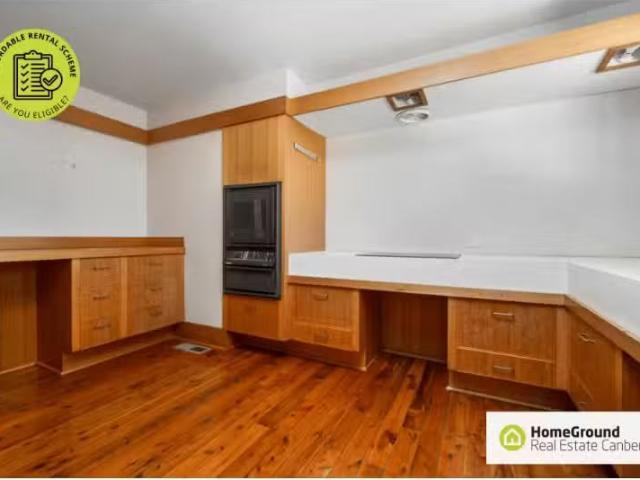 Nice 90 Canberra Avenue, Griffith House for rent Listed by Bu.