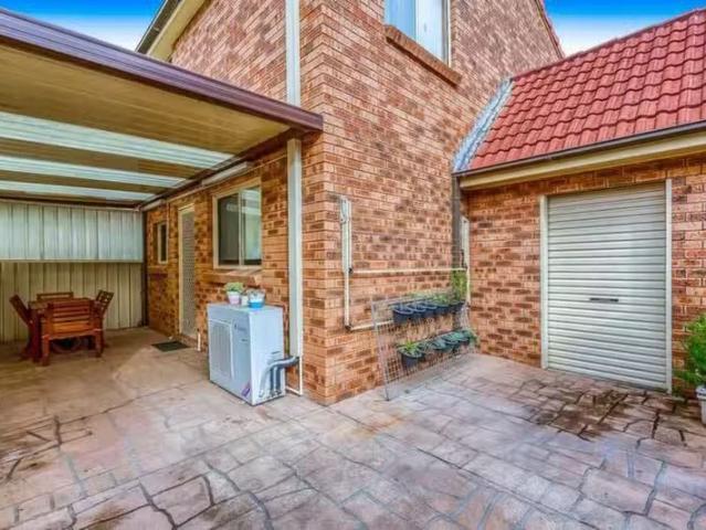Cheap 9/11 Commerce Drive, Lake Illawarra NSW 2528 Townhouse.