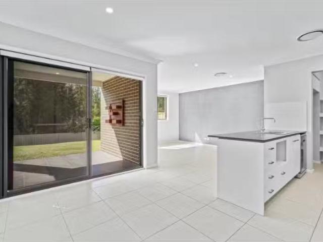 Just in! 9 Eleanor Close, Hamlyn Terrace House for rent Liste.