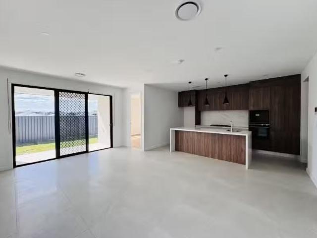 Unique 9 Rowcliff Circuit, LOCHINVAR House for rent Listed by.