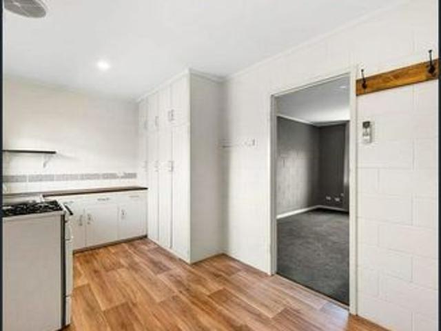 Nicely presented throughout! Great location near shopping, Castle Plaza + public transport