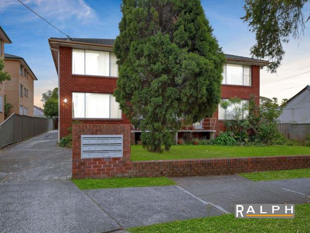 Nicely updated 1 bedroom residecne set in well maintained complex