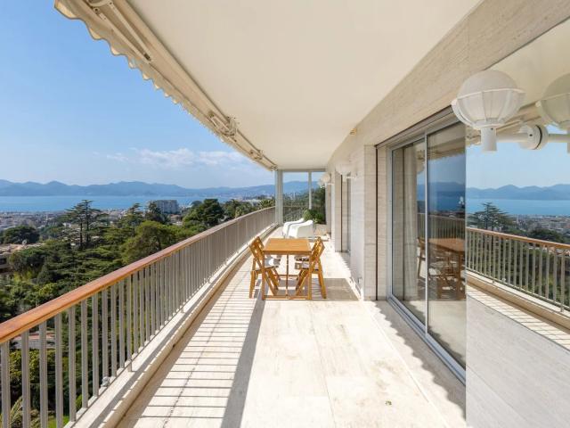 Niché au cœur du prestigieux quartier Californie, cette rés. 209m² Cannes