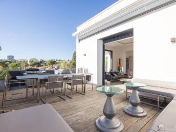 Niché dans le quartier très prisé de Petit Juas, ce bijou B. 184m² Cannes