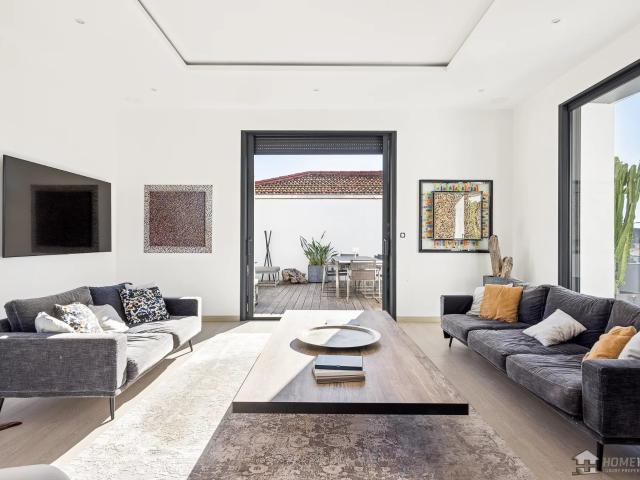 Niché dans le quartier très prisé de Petit Juas, ce bijou B. 184m² Cannes