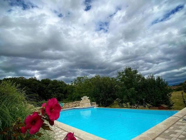 Nichée au cœur d’un domaine de 35 hectares, cette propriété. 555m² Morestel