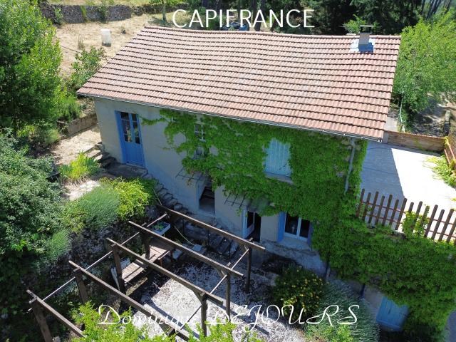 Nichée au cœur de la nature, sans vis à vis et avec une vue remarquable, grande maison de 7 voir 8 chambres et de belles terrasses, offre un cadre de vie paisible et ressourçant