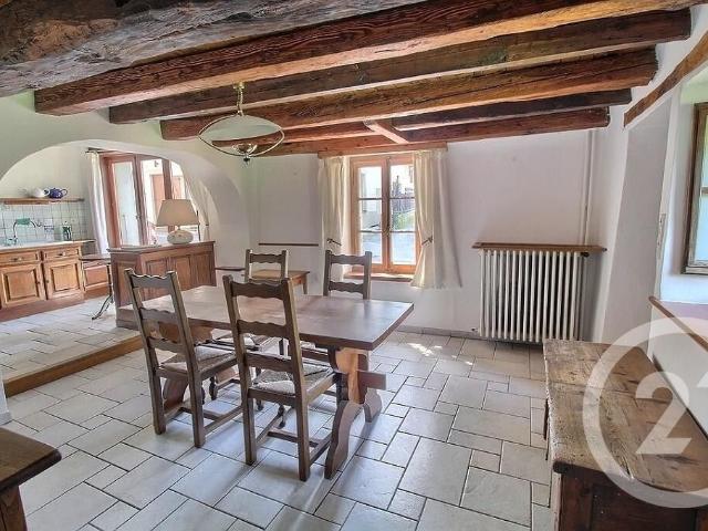 Nichée au cœur d'un hameau recherché de Cranves Sales, cette. 192m² Cranves Sales
