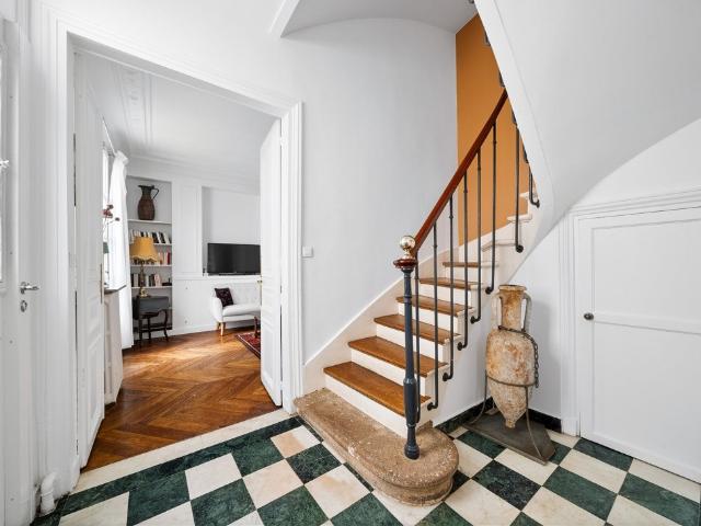 Nichée au calme absolu d'une élégante cour pavée du quartier. 125m² Paris 8ème